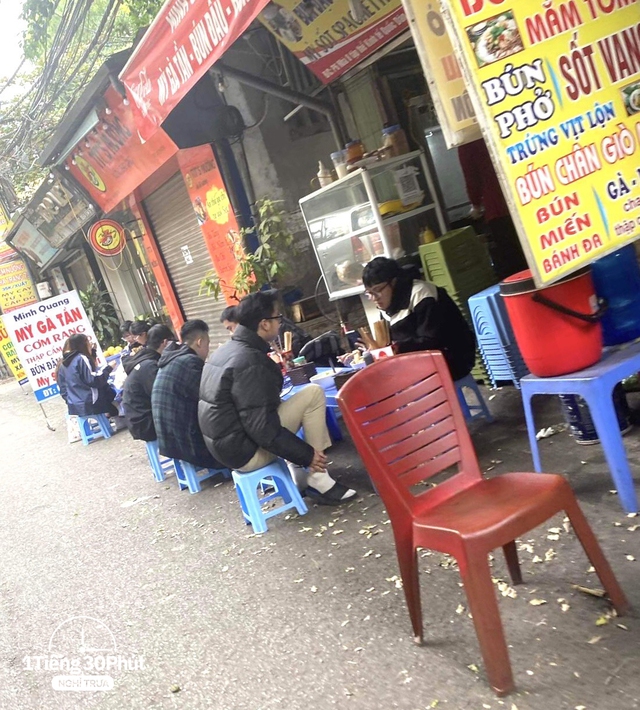 Dân văn phòng khu Trần Đại Nghĩa đi làm nhưng ăn uống như sinh viên, mỗi bữa trưa giá rẻ bất ngờ nhờ một đặc quyền - Ảnh 4.