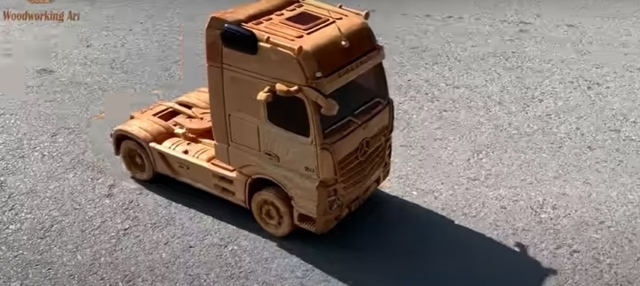 Mercedes-Benz Actros made of fine wood by Vietnamese workers - Photo 5.