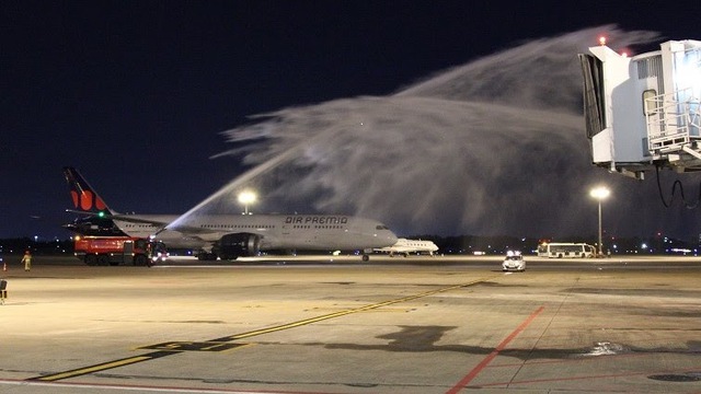 Phun nước vòi rồng chào đón máy bay của Air Premia tới sân bay Tân Sơn Nhất