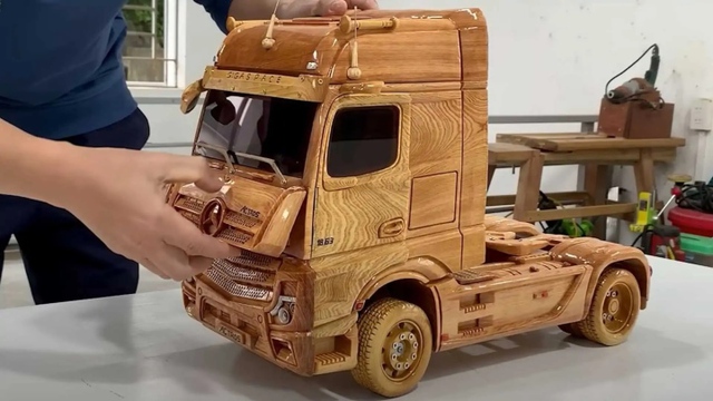 Mercedes-Benz Actros made of fine wood by Vietnamese workers - Photo 1.