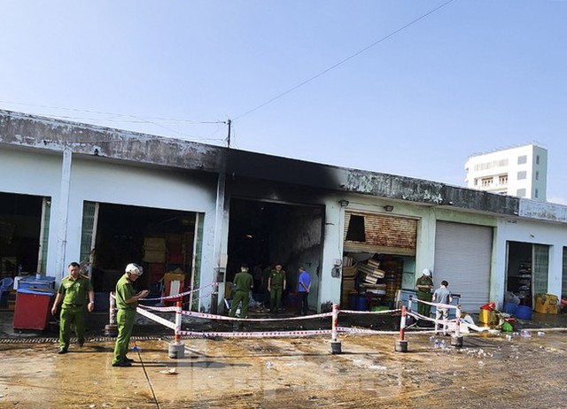 Cháy lớn ở cảng cá Quy Nhơn, 2 người thương vong - Ảnh 1.