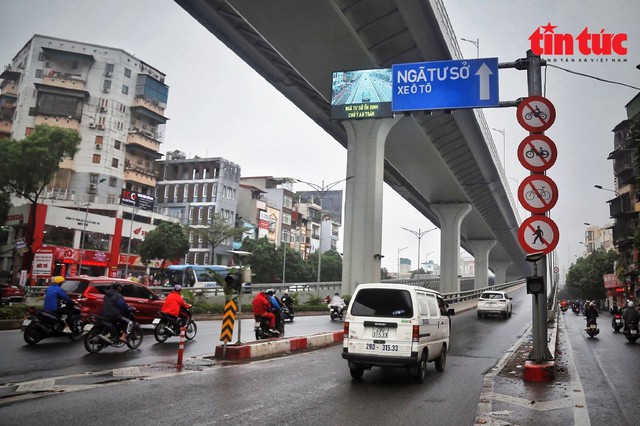 Cận cảnh biển báo thông minh tại các điểm đen giao thông ở Hà Nội - Ảnh 9.
