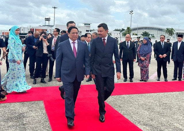 Lễ đón chính thức Thủ tướng Phạm Minh Chính và Phu nhân thăm Brunei - Ảnh 2.