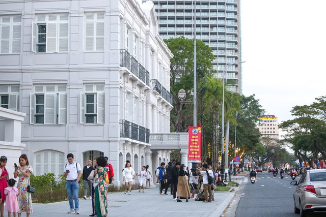 Tòa nhà Đốc lý 120 tuổi ở Đà Nẵng chưa tu bổ xong đã thành điểm check-in mới - Ảnh 4.
