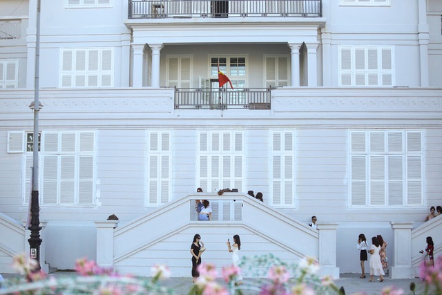 Tòa nhà Đốc lý 120 tuổi ở Đà Nẵng chưa tu bổ xong đã thành điểm check-in mới - Ảnh 3.