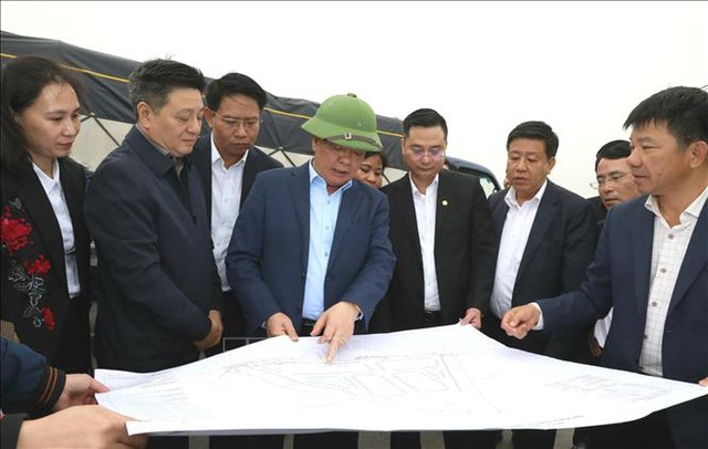 Bí thư Thành ủy Hà Nội Đinh Tiến Dũng kiểm tra tiến độ đường vành đai 4 - Vùng Thủ đô - Ảnh 1.
