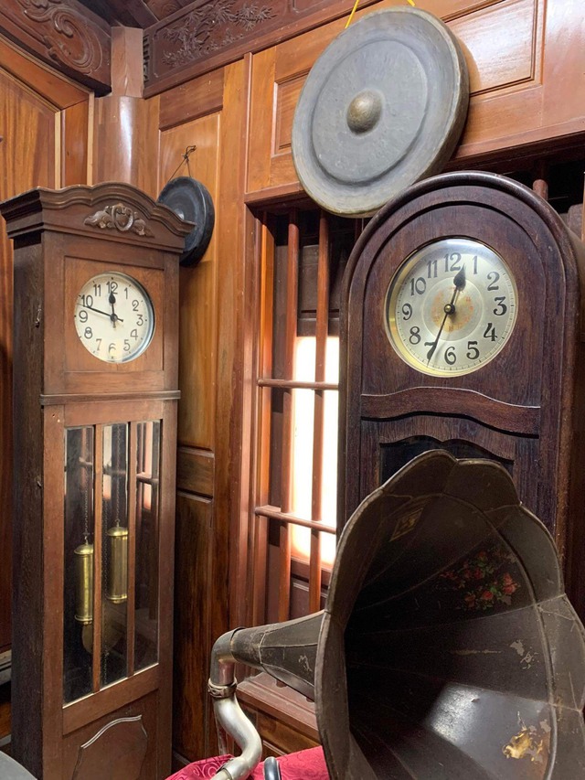 Người đàn ông như bị Công tử Bạc Liêu “ám ảnh” khi dành gần 30 năm để sưu tập hơn 200 chiếc đồng hồ cổ trưng bày khắp nhà - Ảnh 9.