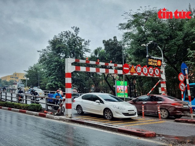 Cận cảnh biển báo thông minh tại các điểm đen giao thông ở Hà Nội - Ảnh 7.