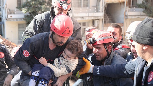 Điều kỳ diệu trong thảm họa động đất Thổ Nhĩ Kỳ - Syria: Bé trai 2 tuổi sống sót sau 78 tiếng bị chôn vùi dưới đống đổ nát - Ảnh 4.