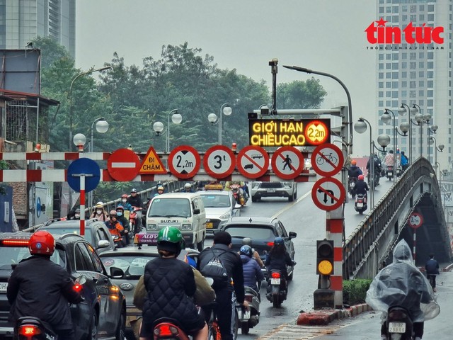 Cận cảnh biển báo thông minh tại các điểm đen giao thông ở Hà Nội - Ảnh 6.