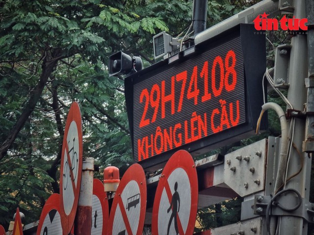Cận cảnh biển báo thông minh tại các điểm đen giao thông ở Hà Nội - Ảnh 5.