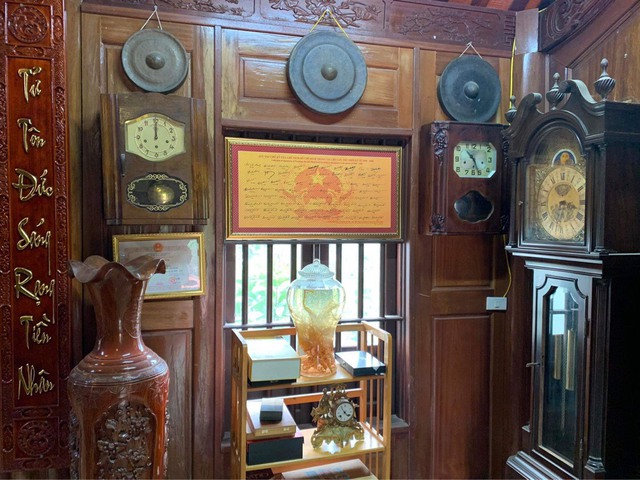 Người đàn ông như bị Công tử Bạc Liêu “ám ảnh” khi dành gần 30 năm để sưu tập hơn 200 chiếc đồng hồ cổ trưng bày khắp nhà - Ảnh 6.