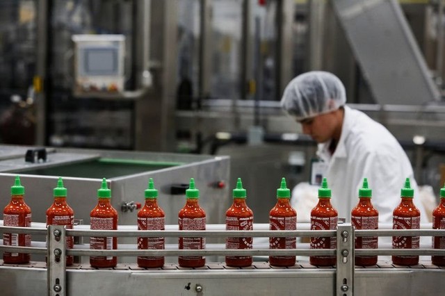 Từ doanh thu hơn 2.000 USD/tháng, tỷ phú đôla gốc Việt đưa tương ớt Sriracha ‘khuynh đảo’ thị trường Mỹ chỉ nhờ truyền miệng và 1 website đơn giản - Ảnh 1.