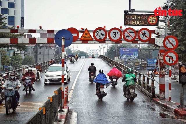 Cận cảnh biển báo thông minh tại các điểm đen giao thông ở Hà Nội - Ảnh 1.