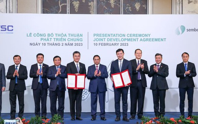 Thủ tướng Chính phủ, lãnh đạo các bộ, ngành hai nước chứng kiến lễ trao thỏa thuận hợp tác phát triển chung giữa PTSC và Công ty Sembcorp Utilities trong việc phát triển dự án điện gió ngoài khơi để xuất khẩu sang Singapore - Ảnh: VGP/Nhật Bắc