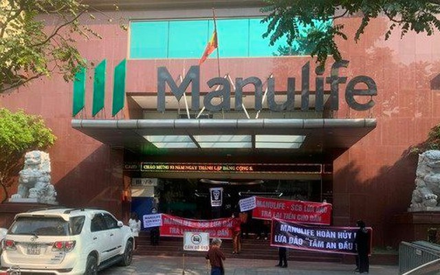 Người dân căng băng rôn trước văn phòng Manulife. Ảnh: Tiền Phong.