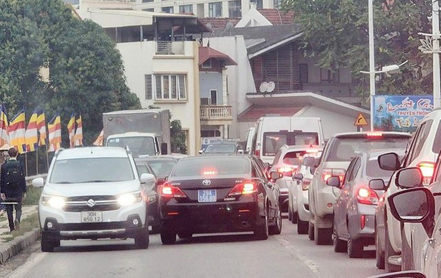 Văn phòng Thành uỷ Hà Nội thông tin xe biển xanh lấn đường, vi phạm luật giao thông - Ảnh 1.