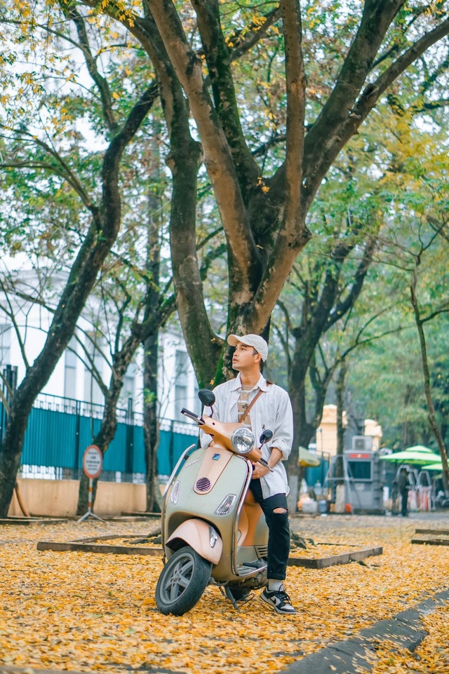 At the beginning of spring, in Hanoi, there was a place where the yellow leaves fell beautifully, causing people to rush to check-in - Photo 4.