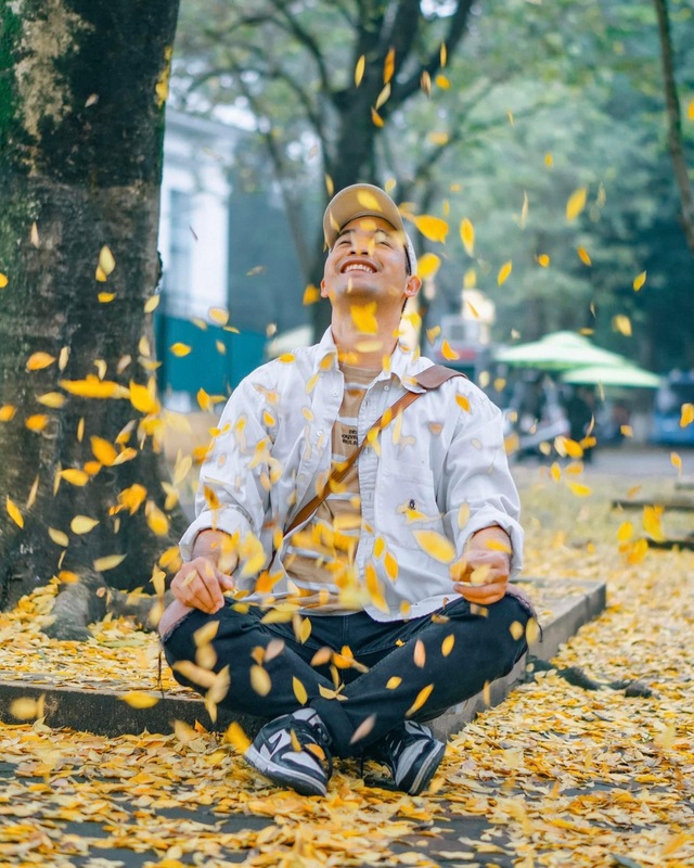 At the beginning of spring, there was a place in Hanoi where the yellow leaves fell beautifully, causing people to rush to check-in - Photo 9.