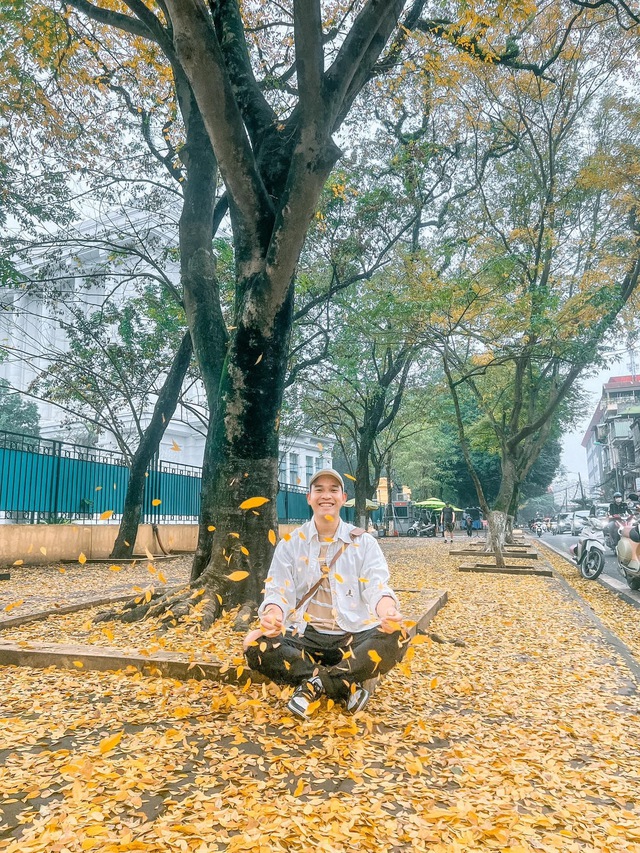 At the beginning of spring, there was a place in Hanoi where the yellow leaves fell beautifully, causing people to rush to check-in - Photo 8.