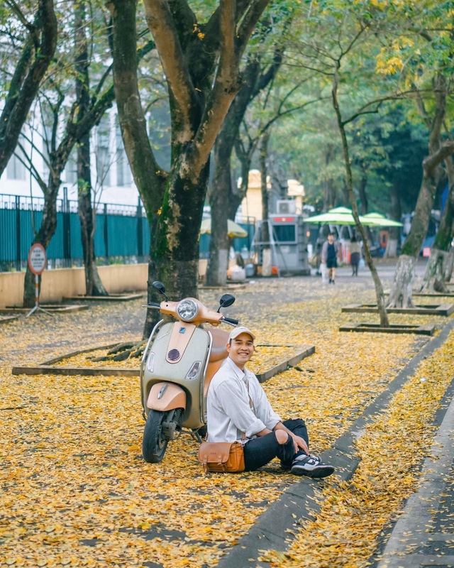At the beginning of spring, in Hanoi, there was a place where the yellow leaves fell beautifully, causing people to rush to check-in - Photo 7.