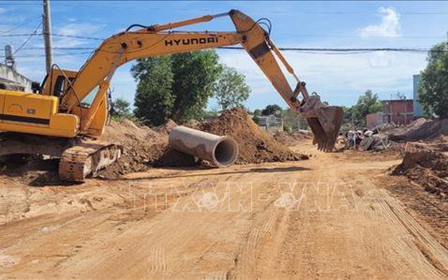 Dự án đầu tư công Chương trình mục tiêu xây dựng nông thôn mới tại xã Kim Long, huyện Châu Đức đang được khẩn trương thi công.