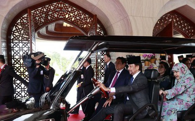 Quốc vương Brunei lái xe đưa Thủ tướng và Phu nhân tham quan Hoàng cung