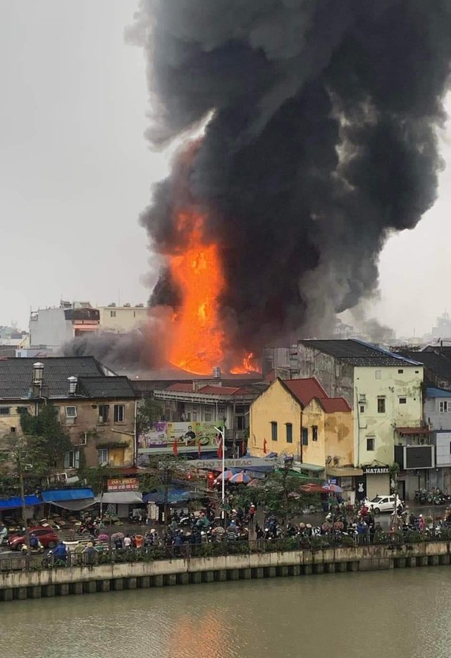 Cháy lớn tại chợ Tam Bạc - Hải Phòng - Ảnh 2.