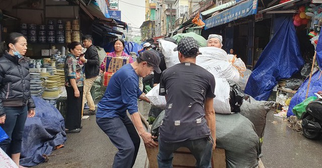  Cập nhật mới nhất từ hiện trường vụ cháy chợ nông sản lớn nhất Hải Phòng  - Ảnh 2.