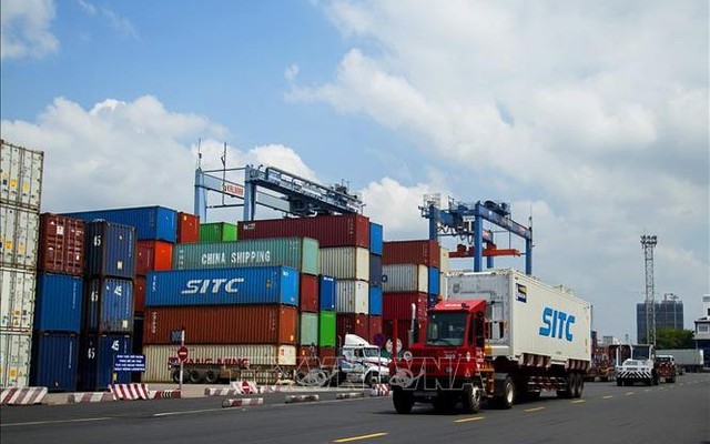 Xếp dỡ hàng hóa container tại Tân cảng Sài Gòn. Ảnh minh họa: Hồng Đạt/TTXVN