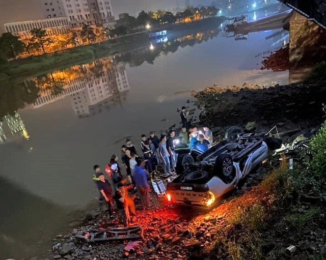 Hiện trường vụ xe bán tải rơi sông Ka Long khiến 2 người chết - Ảnh 9.