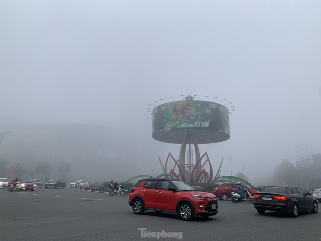 Thành phố Hà Tĩnh chìm trong sương mù dày đặc - Ảnh 5.