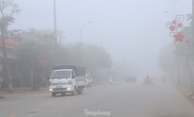 Thành phố Hà Tĩnh chìm trong sương mù dày đặc - Ảnh 3.