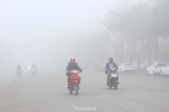 Thành phố Hà Tĩnh chìm trong sương mù dày đặc - Ảnh 2.