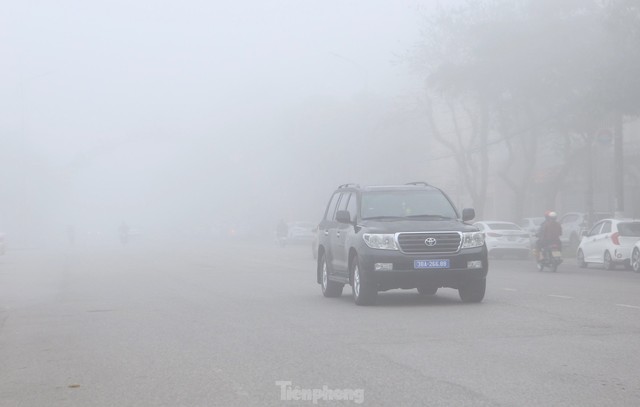 Thành phố Hà Tĩnh chìm trong sương mù dày đặc - Ảnh 13.