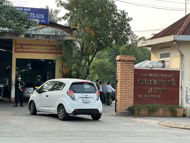 Công an khám xét tại Trung tâm Đăng kiểm xe cơ giới Thừa Thiên - Huế - Ảnh 3.