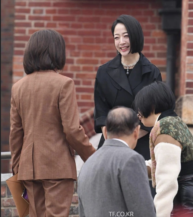 Nàng dâu gia tộc Hyundai lấn át Lee Young Ae: MC đẹp nổi trội, cưới vội mặc thị phi và cái bẫy sau cánh cổng hào môn  - Ảnh 9.
