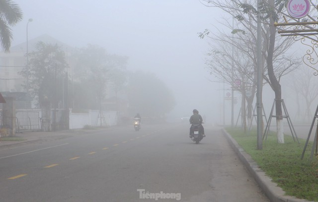 Thành phố Hà Tĩnh chìm trong sương mù dày đặc - Ảnh 12.