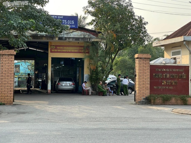 Công an khám xét tại Trung tâm Đăng kiểm xe cơ giới Thừa Thiên - Huế - Ảnh 2.