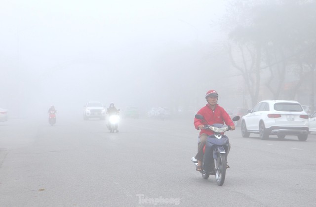 Thành phố Hà Tĩnh chìm trong sương mù dày đặc - Ảnh 11.