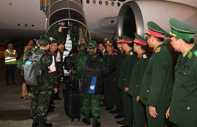 Cận cảnh máy bay cất cánh đưa đoàn Quân đội Việt Nam lên đường tới Thổ Nhĩ Kỳ cứu hộ - Ảnh 21.