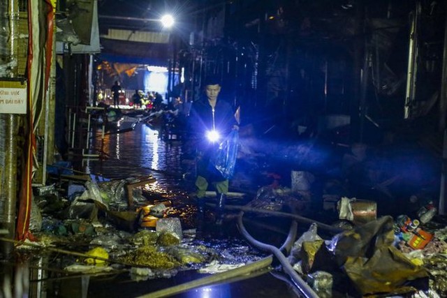  Ảnh: Xuyên đêm bảo vệ hiện trường, chống “lửa tái phát” tại chợ Tam Bạc lớn nhất Hải Phòng - Ảnh 12.