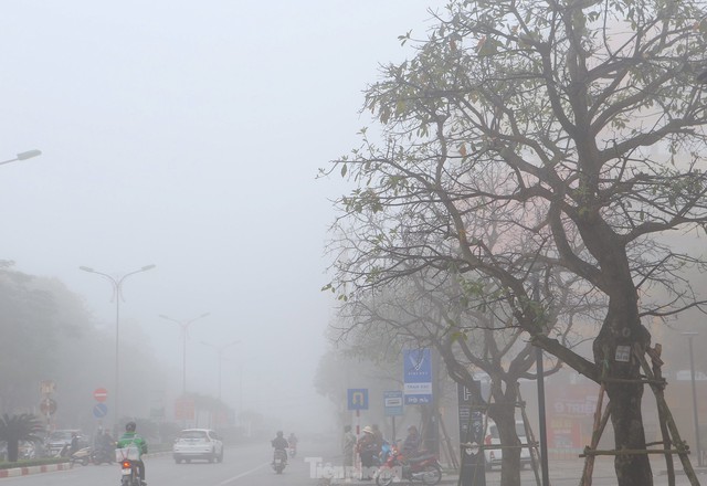 Thành phố Hà Tĩnh chìm trong sương mù dày đặc - Ảnh 9.