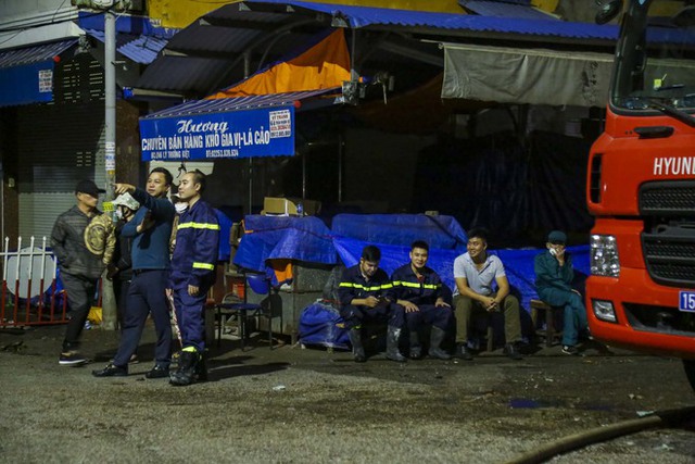  Ảnh: Xuyên đêm bảo vệ hiện trường, chống “lửa tái phát” tại chợ Tam Bạc lớn nhất Hải Phòng - Ảnh 11.