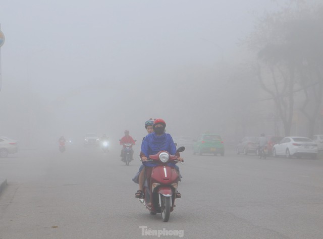 Thành phố Hà Tĩnh chìm trong sương mù dày đặc - Ảnh 8.