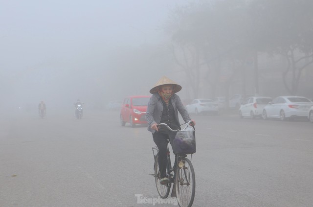 Thành phố Hà Tĩnh chìm trong sương mù dày đặc - Ảnh 7.