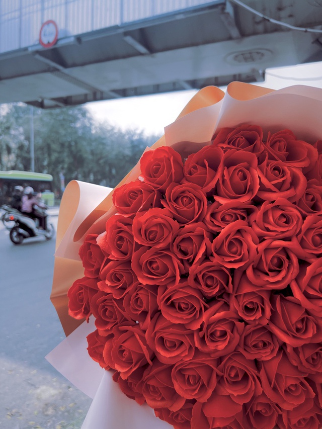 Trước thềm Valentine 14/2: Giá hoa tươi tăng nhẹ, quà càng độc lạ càng được “chốt” nhanh - Ảnh 13.