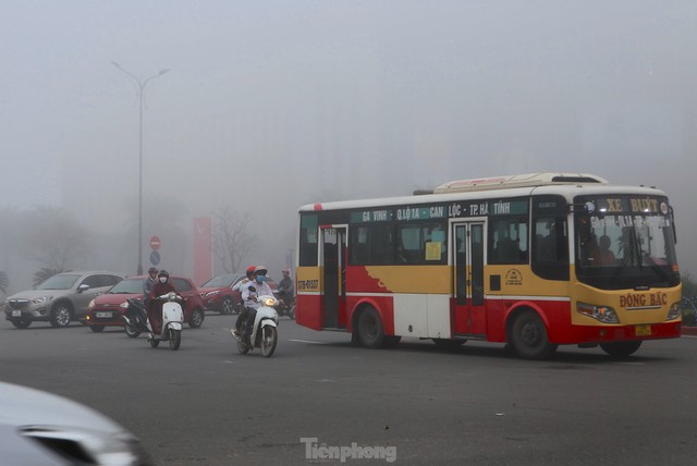 Thành phố Hà Tĩnh chìm trong sương mù dày đặc - Ảnh 6.