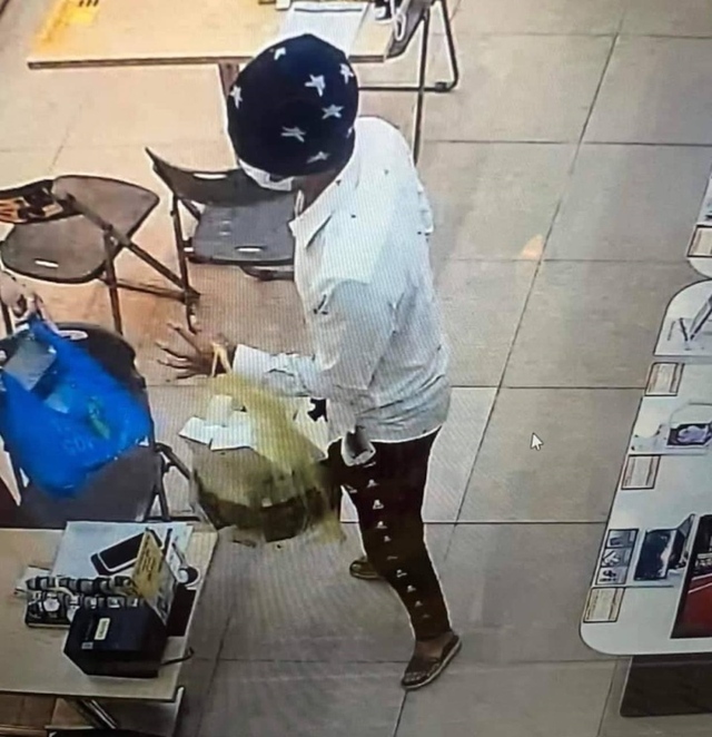 Người đàn ông nghi cầm súng, cướp tài sản trong cửa hàng Thế giới di động - Ảnh 2.