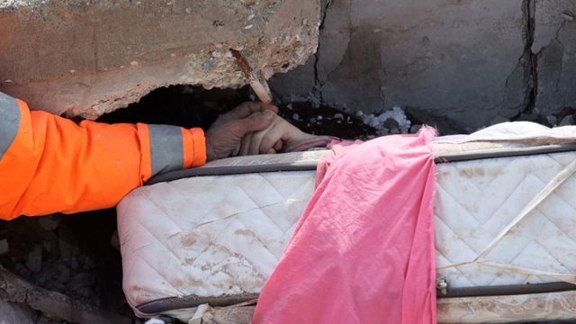 Đằng sau bức hình ám ảnh ở động đất Thổ Nhĩ Kỳ: Tôi không thể cứu con gái - Ảnh 2.